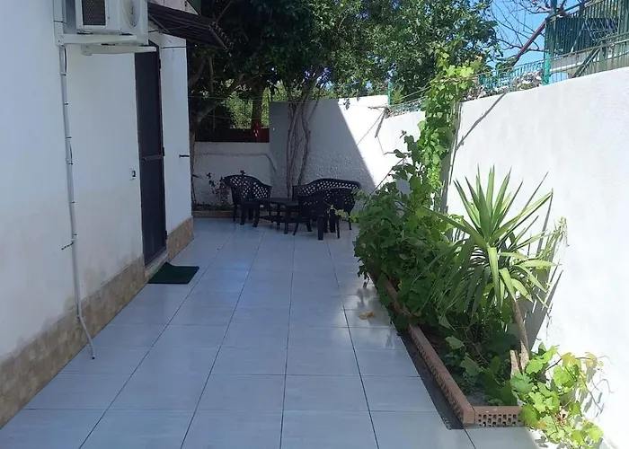 Semesterbostad Hollydom